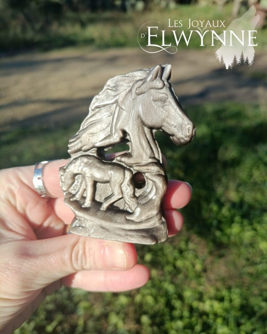 Cheval en obsidienne argentée – Image 2