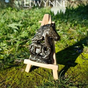 Cheval en obsidienne dorée