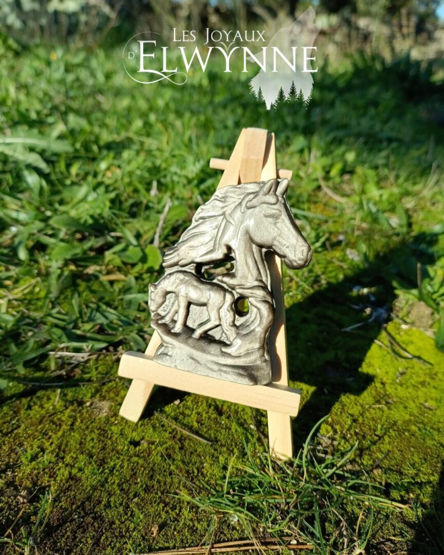 Cheval en obsidienne argentée
