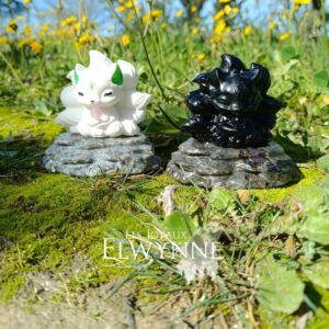 Kitsune en Jade blanc ou Obsidienne sur son rocher en Yooperlite