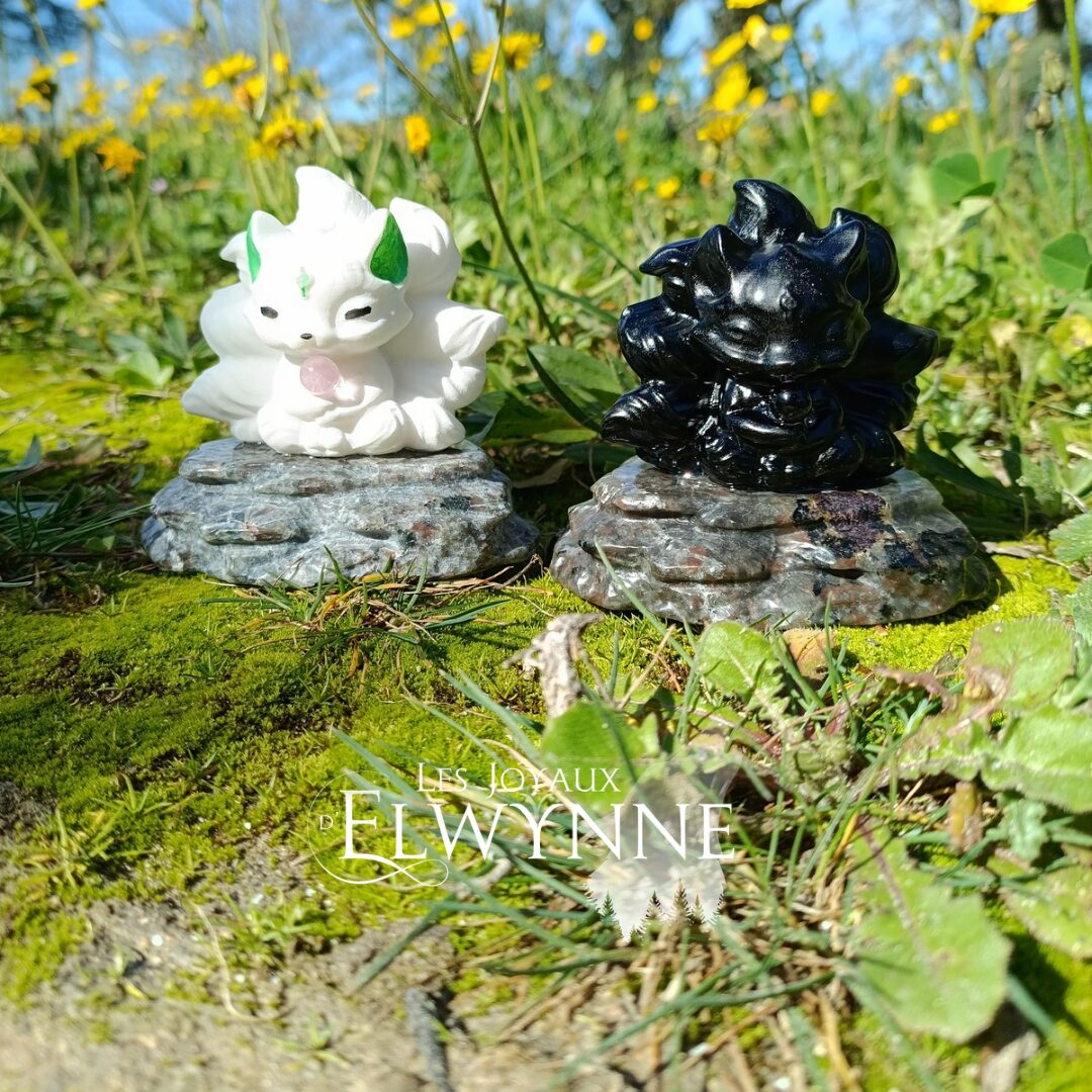 Kitsune en Jade blanc ou Obsidienne sur son rocher en Yooperlite
