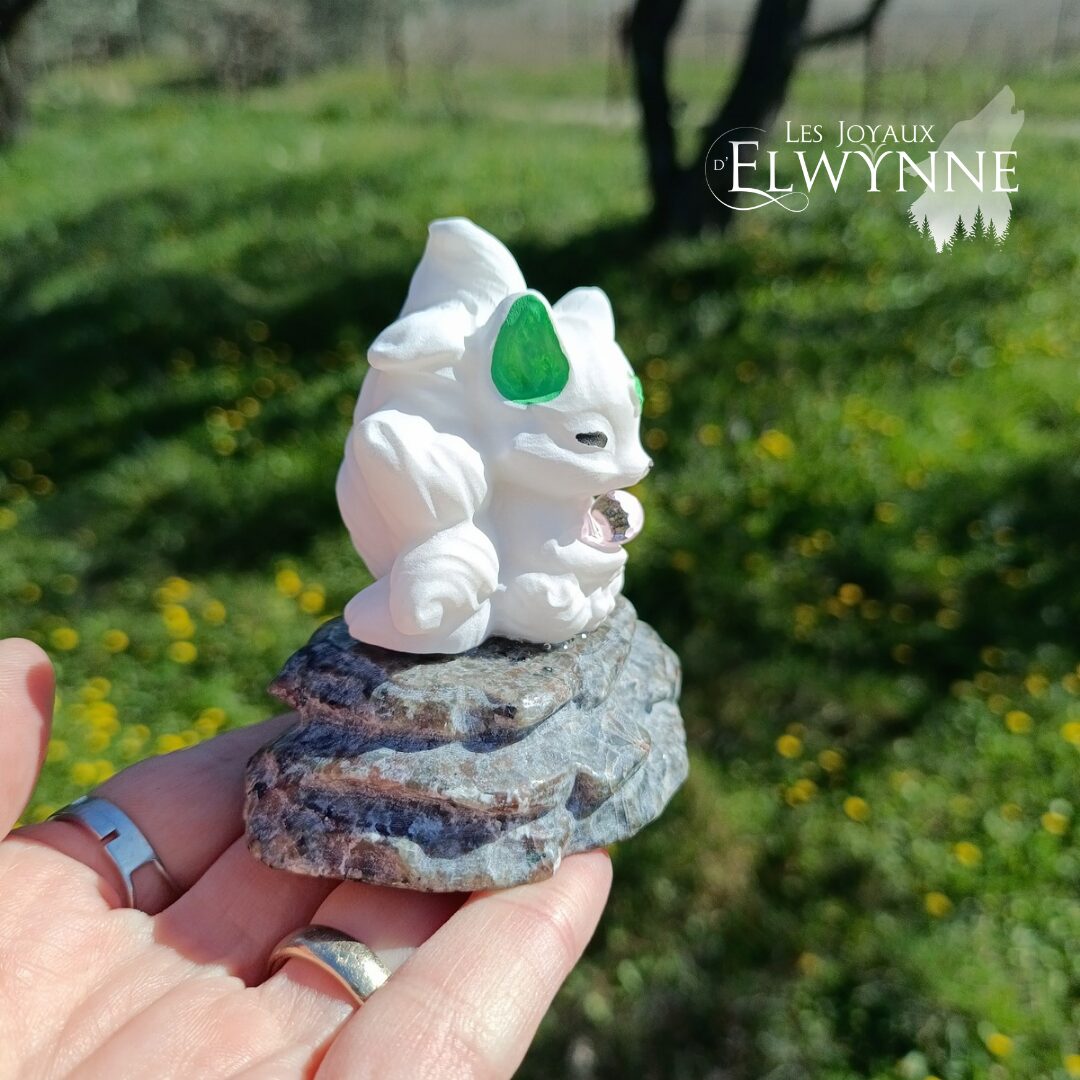 Kitsune en Jade blanc ou Obsidienne sur son rocher en Yooperlite – Image 3