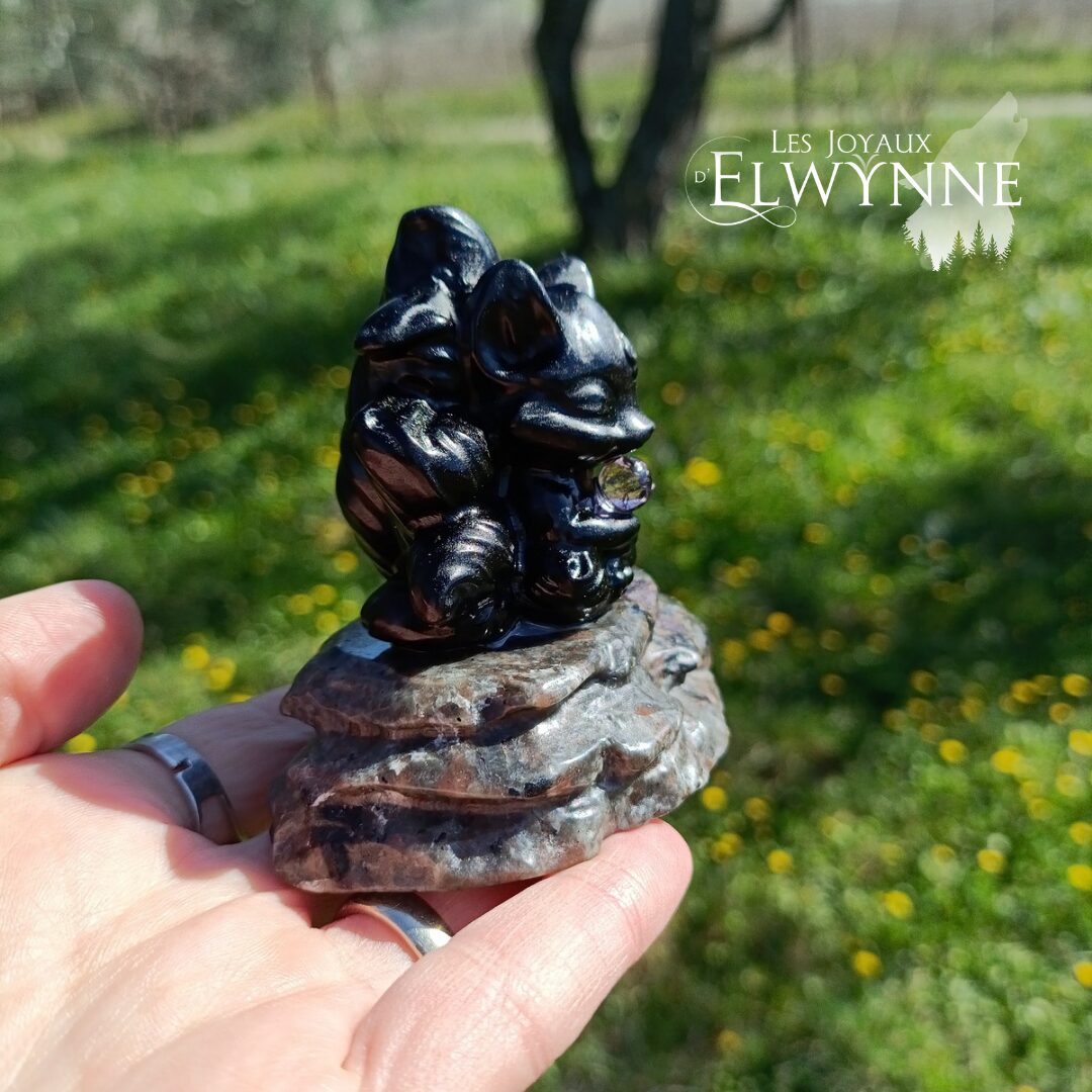 Kitsune en Jade blanc ou Obsidienne sur son rocher en Yooperlite – Image 4