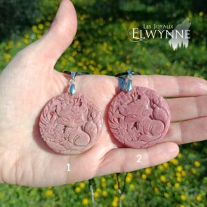 Pendentif Kitsune (Renard) en Jaspe Fossile de bois rose
