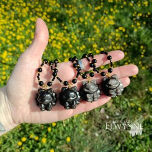 Kitsune (Renard) en Obsidienne argentée avec les perles en spinelles noires