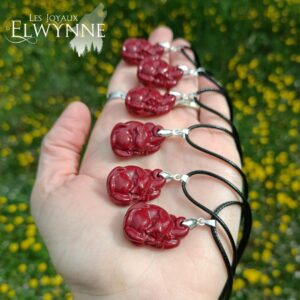 Pendentif Renard (Kitsune) endormi en Cinabre