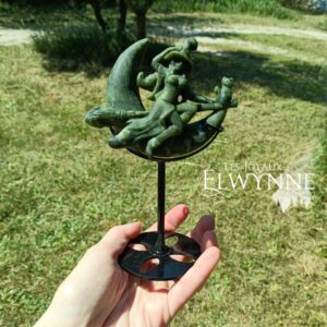 Sorcière en Jade vert sur socle