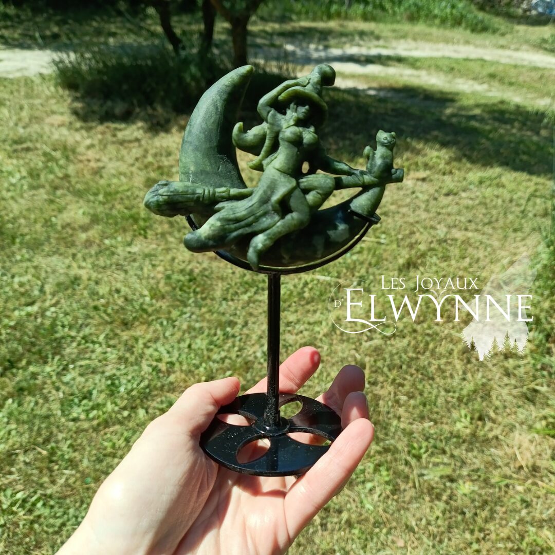 Sorcière en Jade vert sur socle