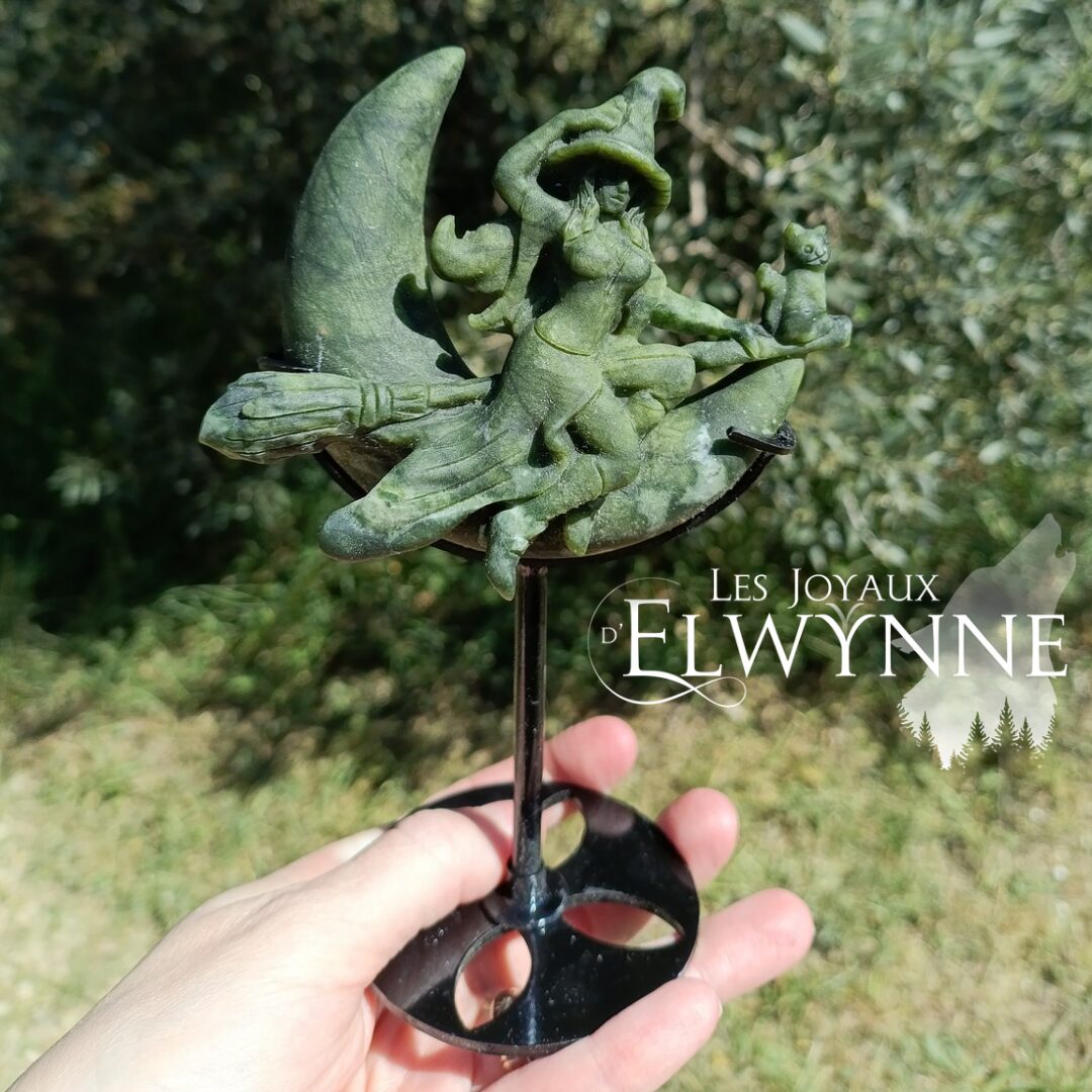 Sorcière en Jade vert sur socle – Image 2