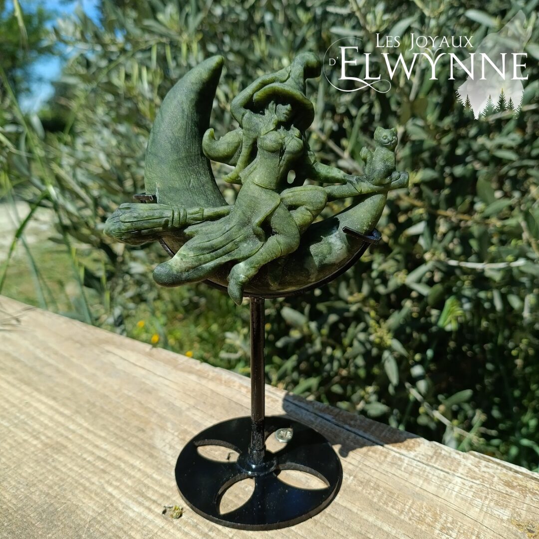 Sorcière en Jade vert sur socle – Image 4
