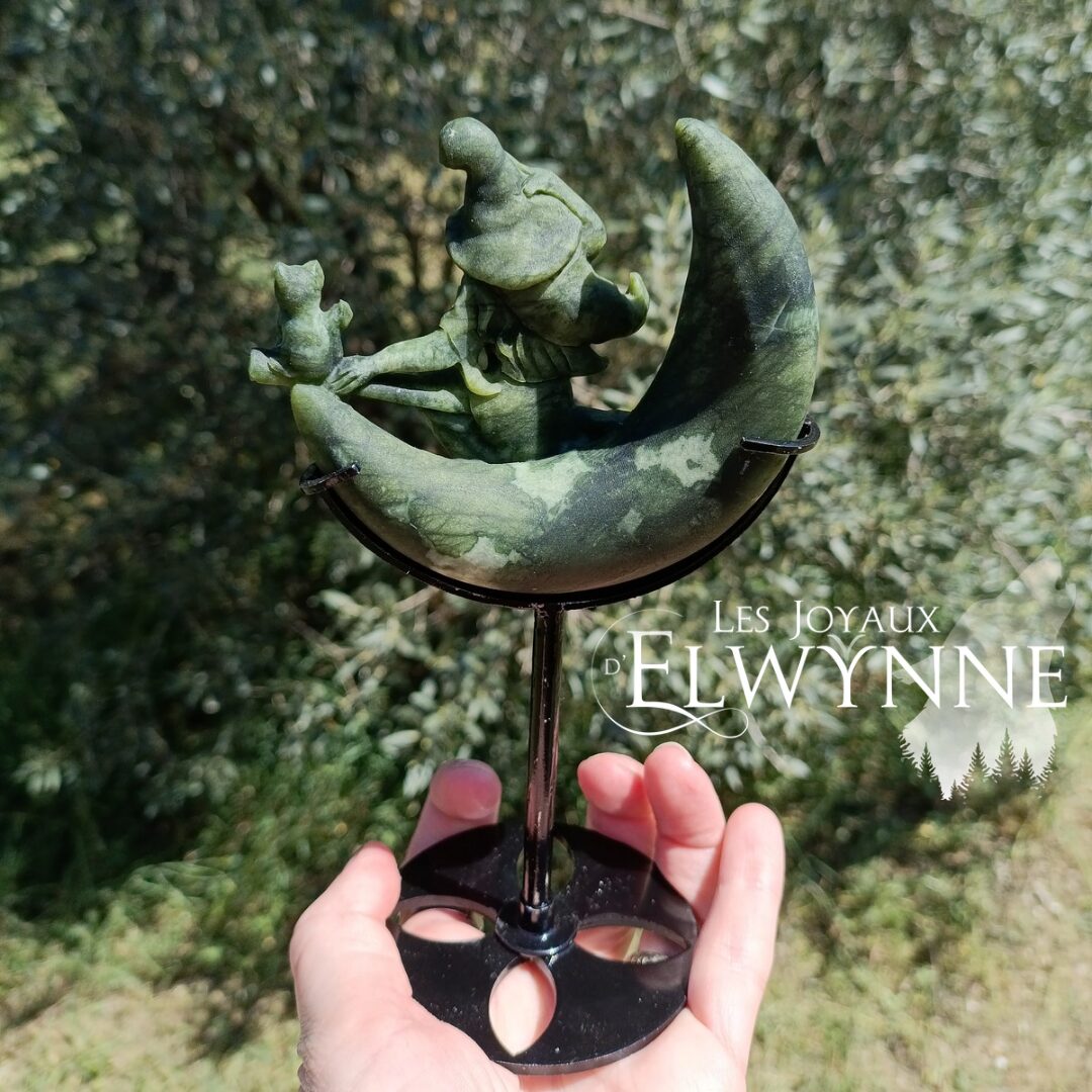 Sorcière en Jade vert sur socle – Image 3