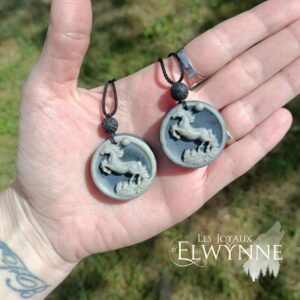 Pend Cheval cabré en Jaspe Tai Chi et sa perle en Pierre de Lave