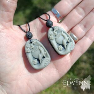 Pendentif Cerf Mystique en Jaspe Tai Chi et sa perle en Pierre de Lave