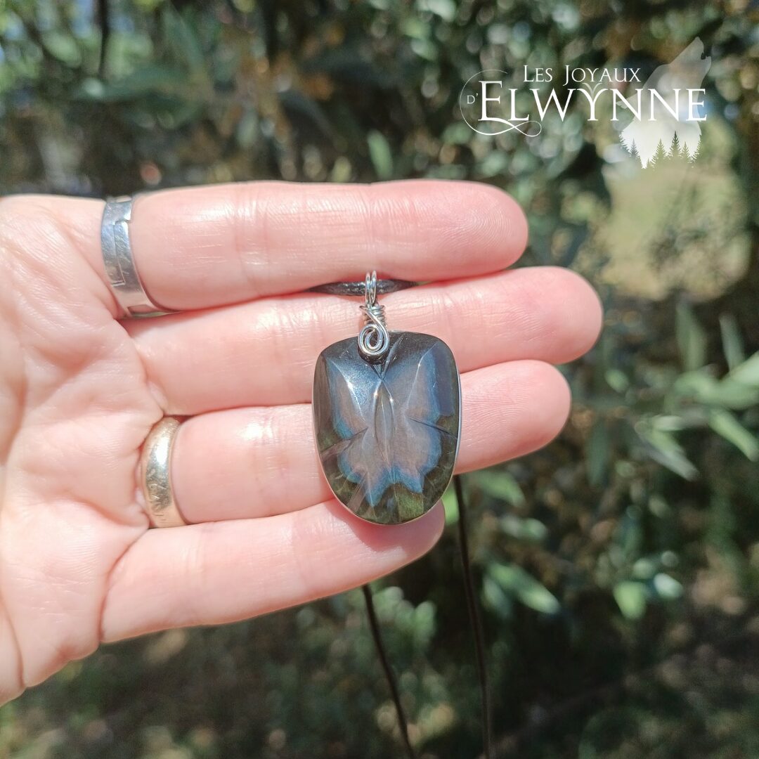 Pendentif papillon en Œil céleste (Obsidienne Arc-en-ciel)
