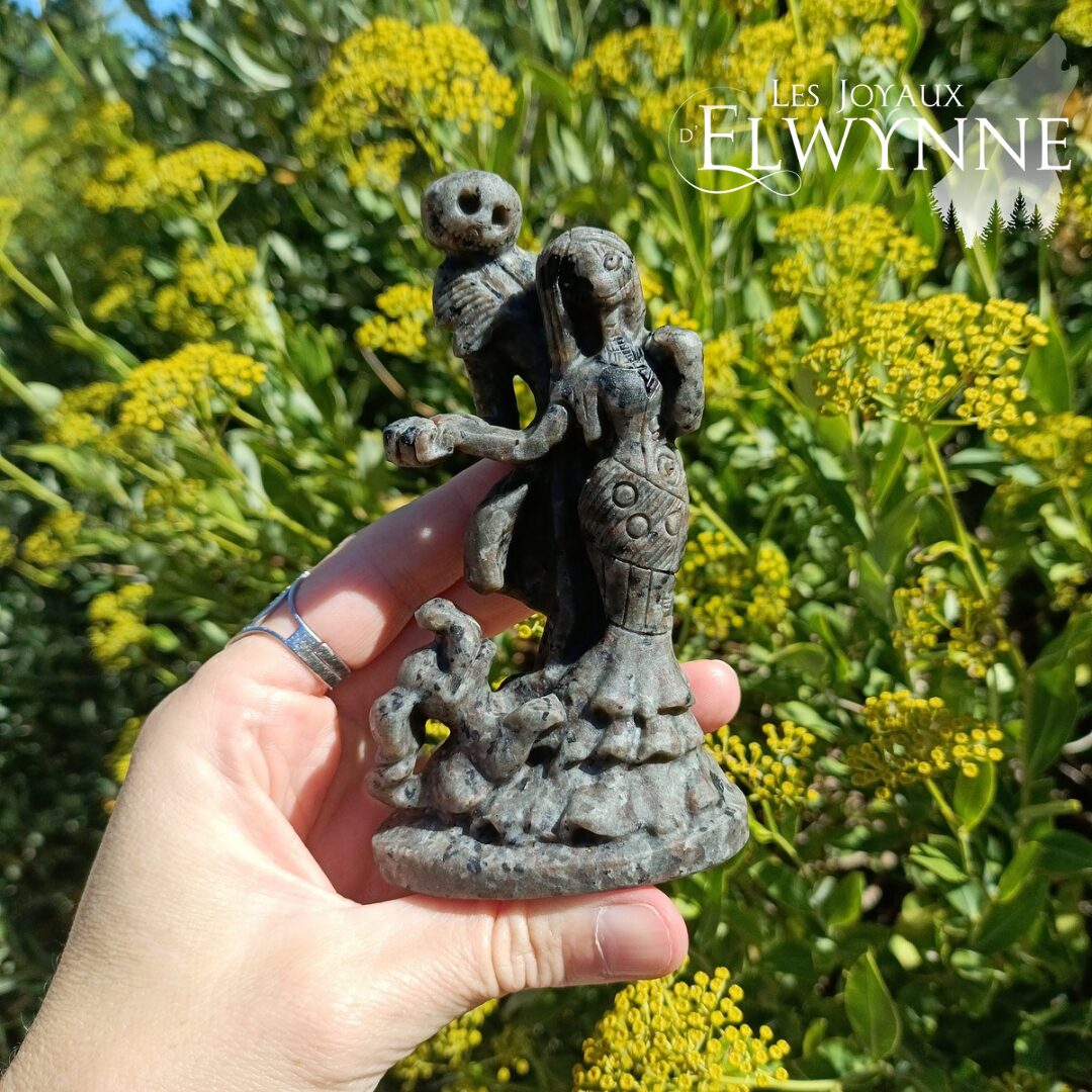 Sculpture Jack & Sally en Obsidienne noire où Yooperlite – Image 2