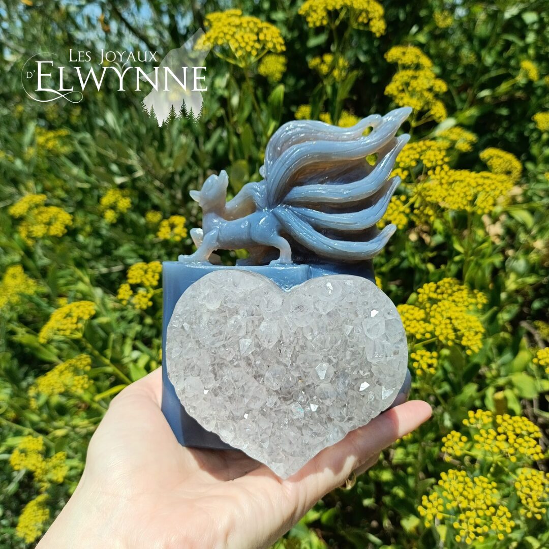 Kitsune en agate bleue et son cœur en druse de cristal de roche – Image 3
