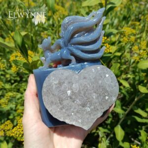 Kitsune en agate bleue et son cœur en druse de cristal de roche