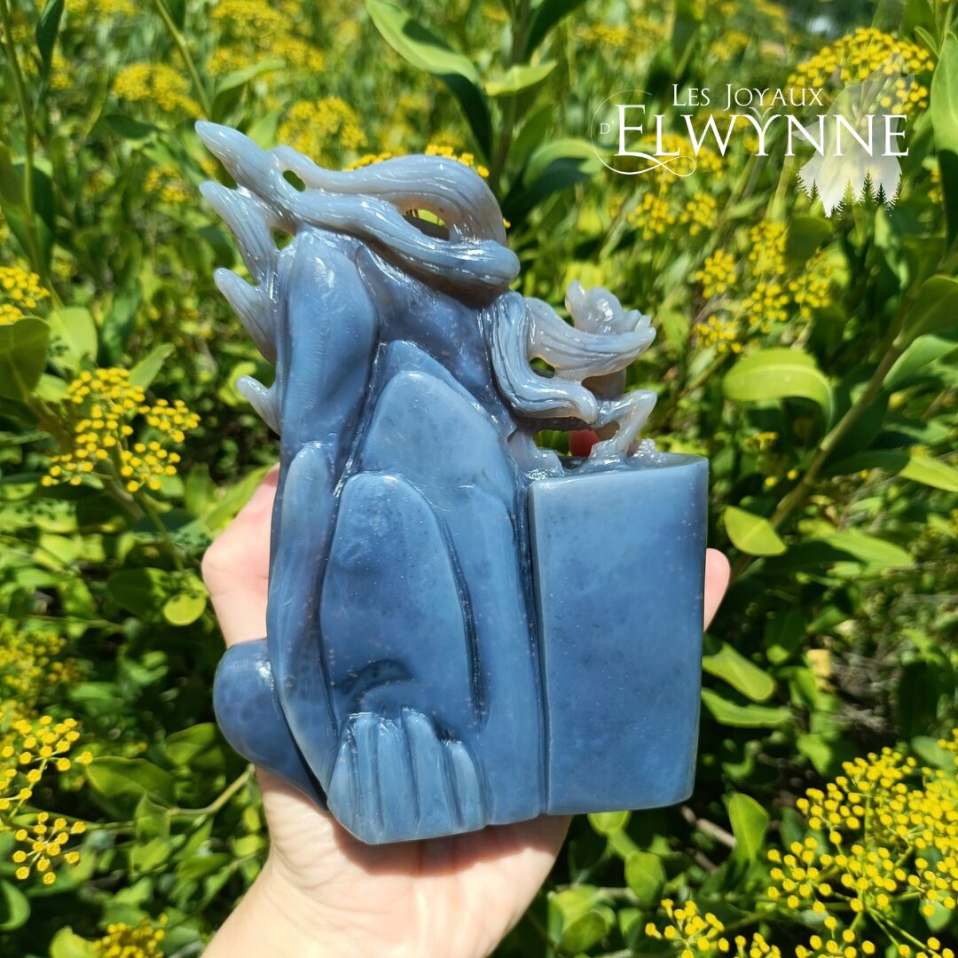 Kitsune en agate bleue et son cœur en druse de cristal de roche – Image 2
