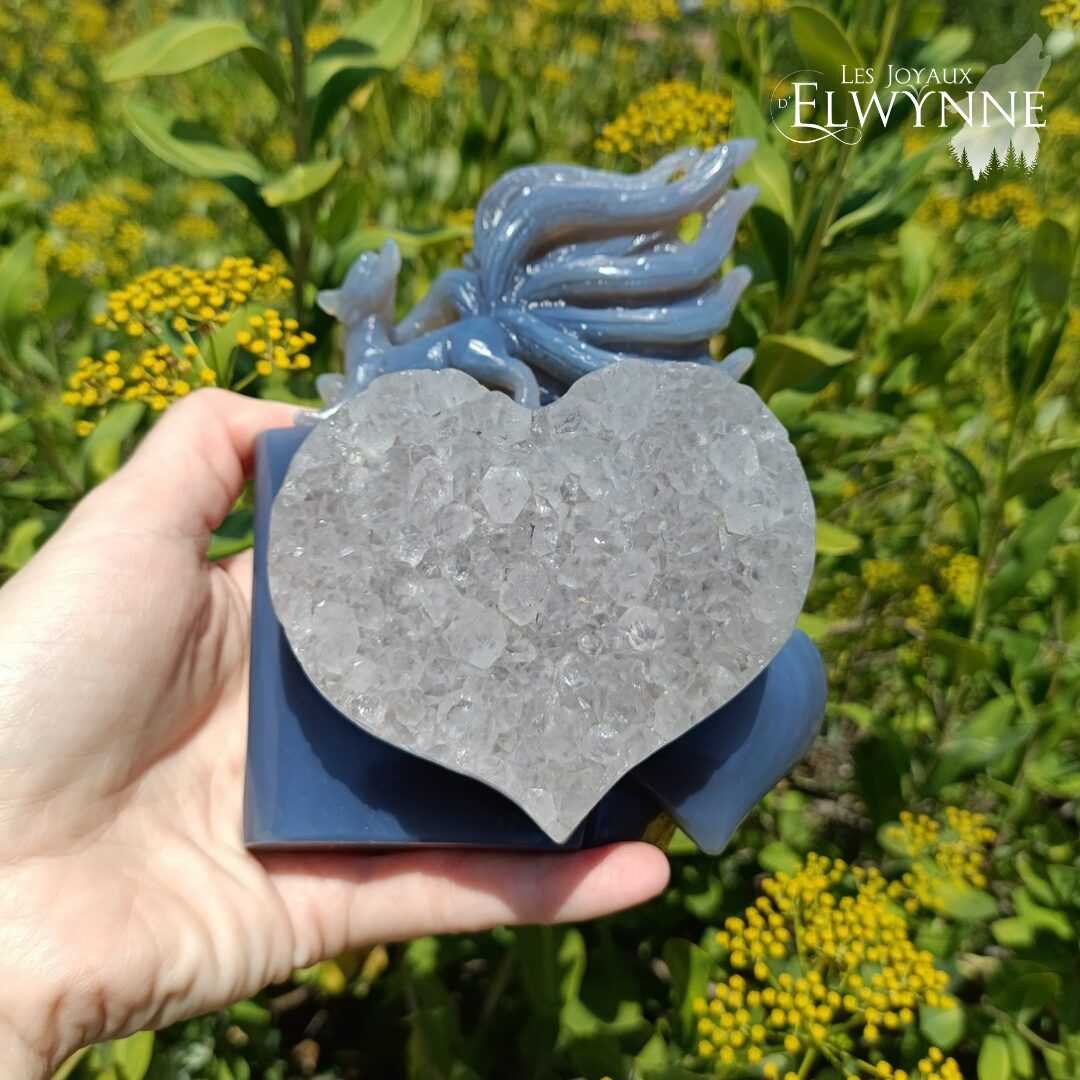 Kitsune en agate bleue et son cœur en druse de cristal de roche – Image 4