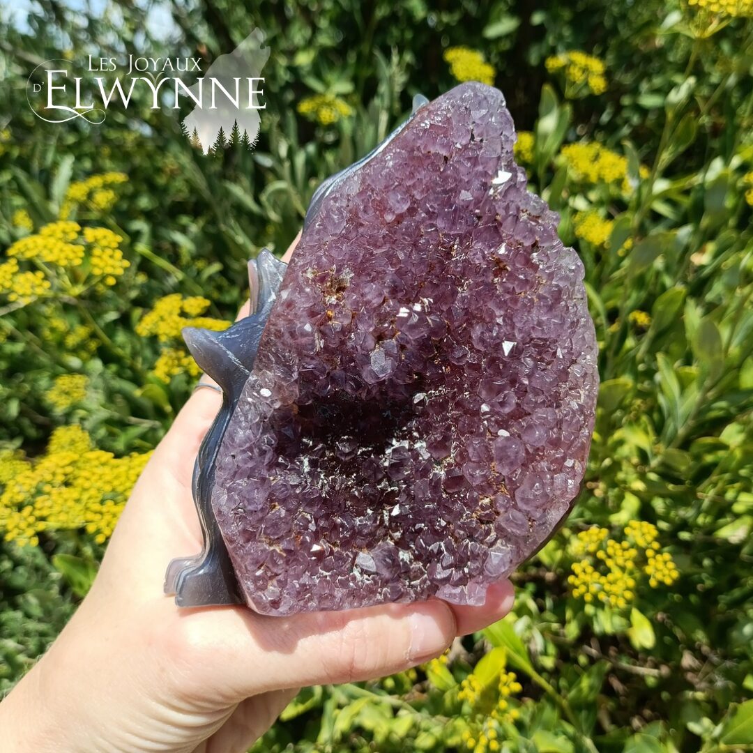 Kitsune en agate améthyste et sa géode naturelle