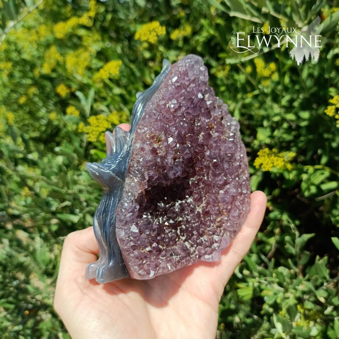 Kitsune en agate améthyste et sa géode naturelle – Image 4