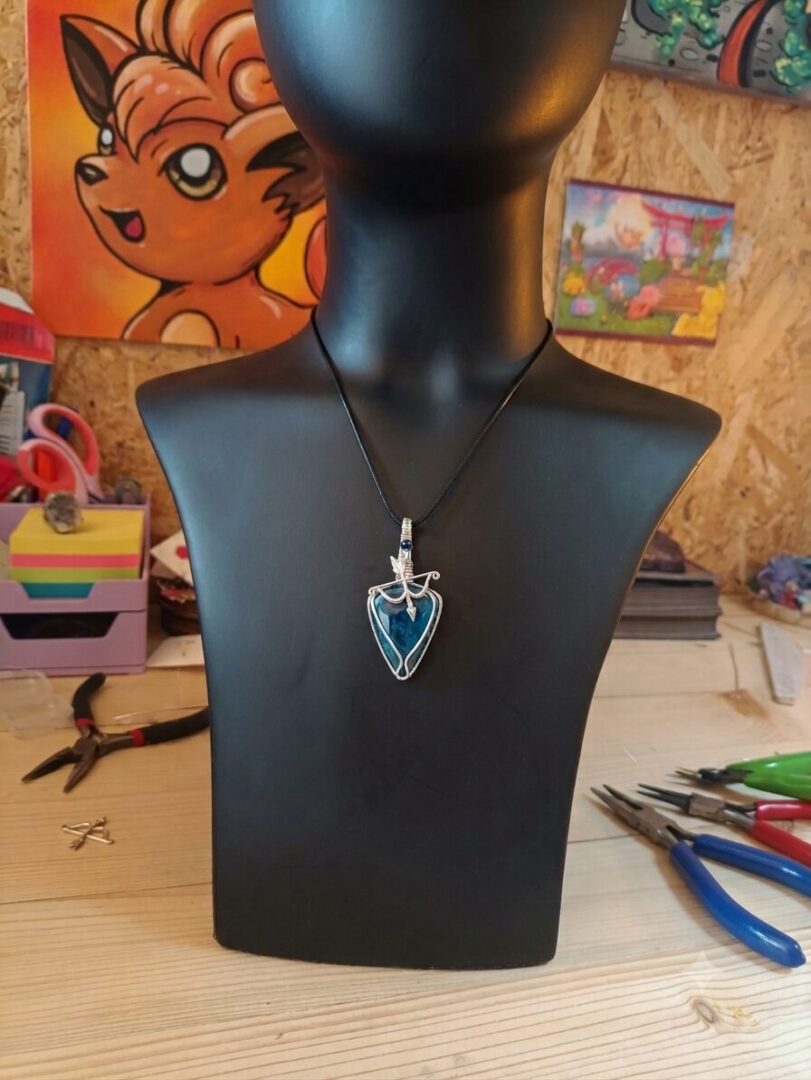Pendentif L'archère en Shattuckite – Image 2