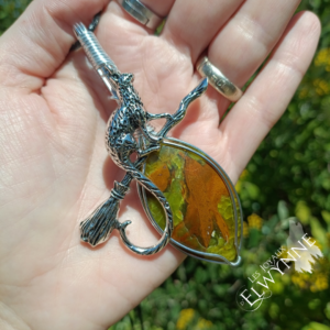 Pendentif Chat sur balai avec son opale verte